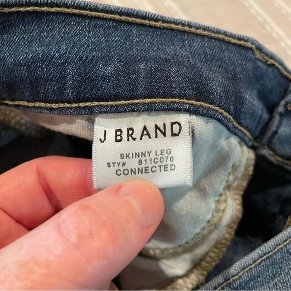 J Brand Skinny Leg Mid Rise Jeans in Connected 26 - Picture 6 of 11
